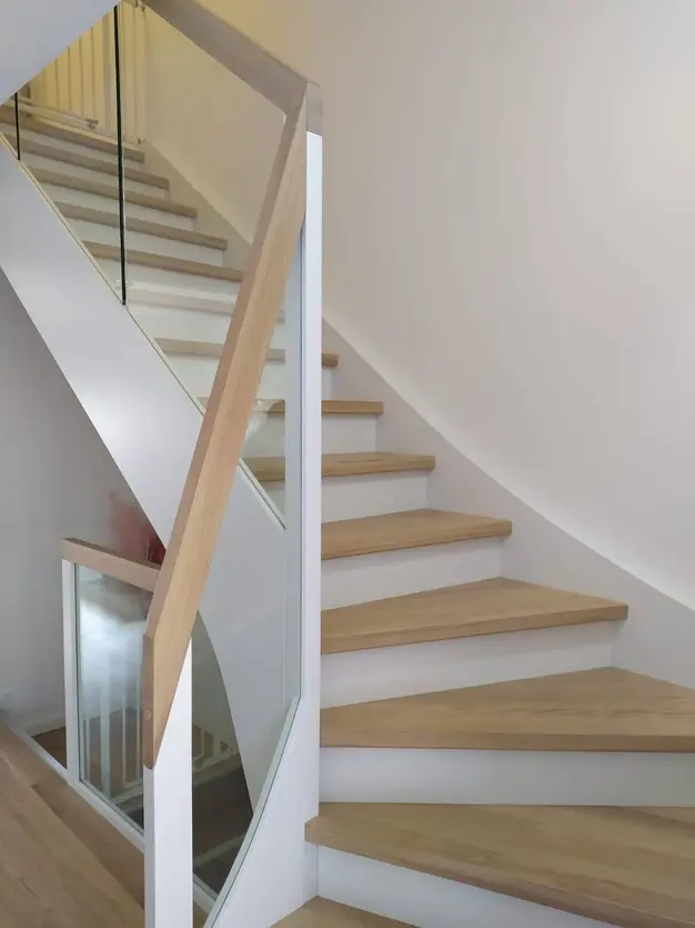 Moderne Holztreppe mit Glasgeländer